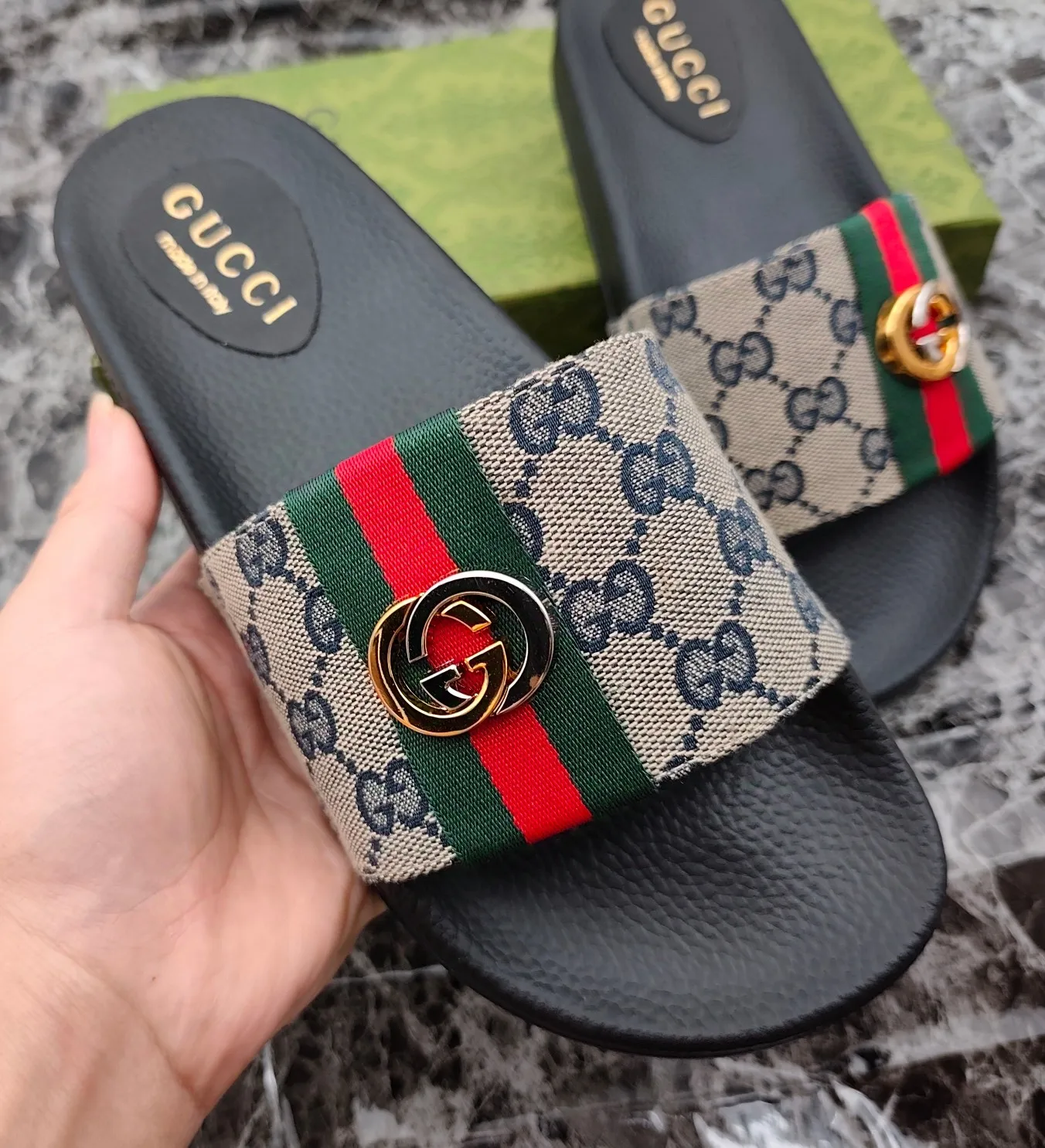 👟👟Ex-factory price 260👟👟 (available all year round), same style for men and women, size 35--48. Couple style🎗Louis Vuitton "LV" slippers, a much-anticipated one, so beautiful that it will melt your hearts❤! It is simply a masterpiece of extraordinary craftsmanship. It is a must-have for everyone. It is made by open mold. It feels Q-bounce and super soft on the feet. It is super delicate on the feet. It is an exclusive model. There are many layouts, so there is always one you like🎉🎉